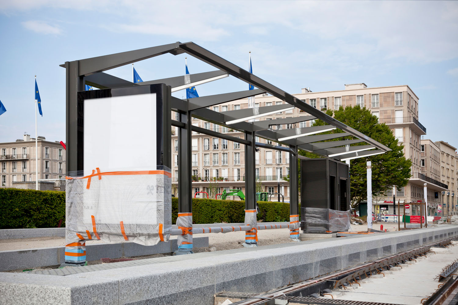 Le Havre, arrêt de tram avec affichage publicitaire en construction